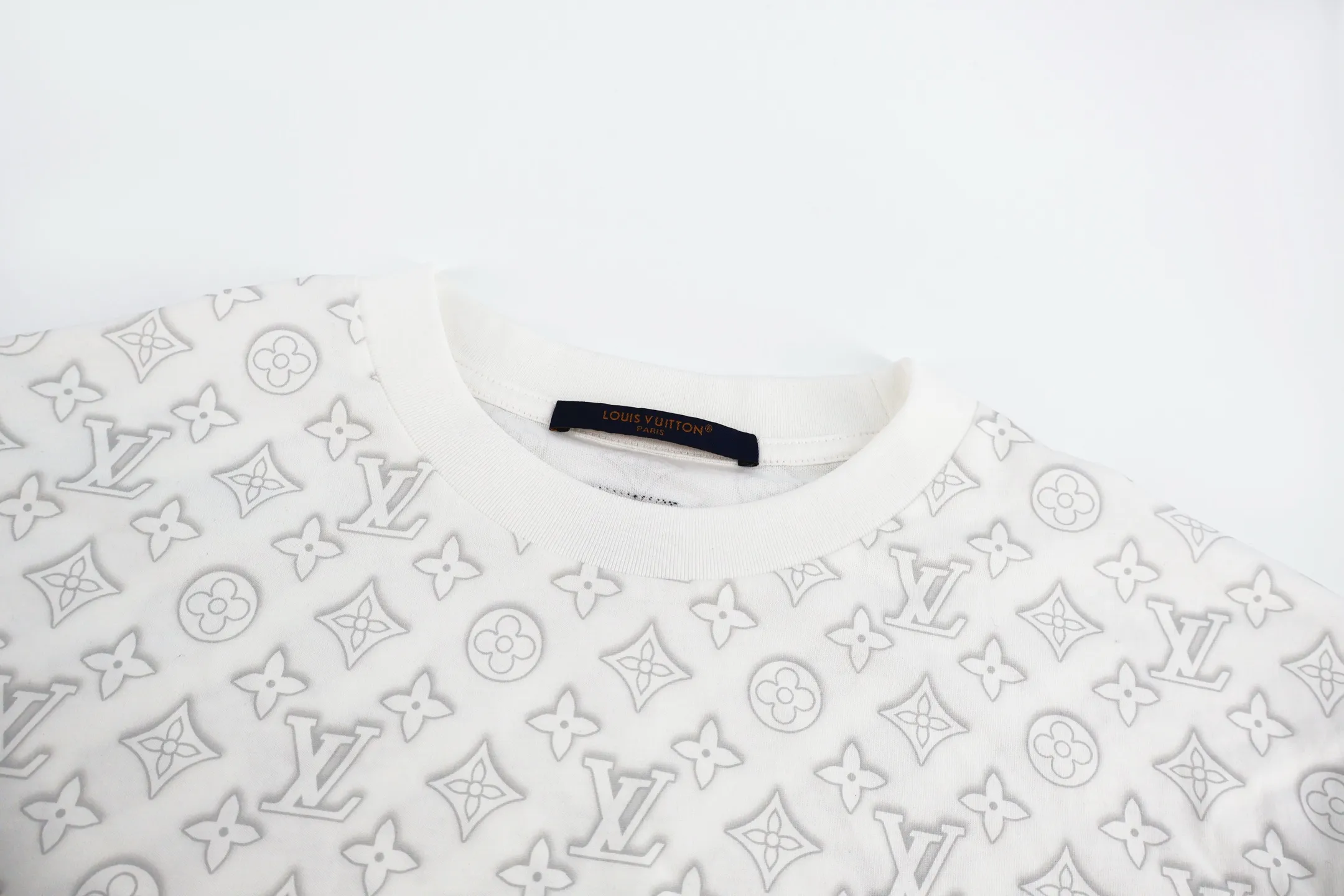 🅿️270 1v classic all-over printed short-sleeve. The original version was purchased and developed in 5529. It is made of 16-count single-sided high-quality fine cotton with 1*1 Salona thread. After the garment is finished, special fabrics are fermented and washed to increase the softness of the garment and make it skin-friendly and close-fitting. The printing adopts the direct-injection process on the cloth, and the infrared laser cutting machine is used to position the presbyopia all over the body. Customized 1:1 trademark. Size:S-M-L-XL